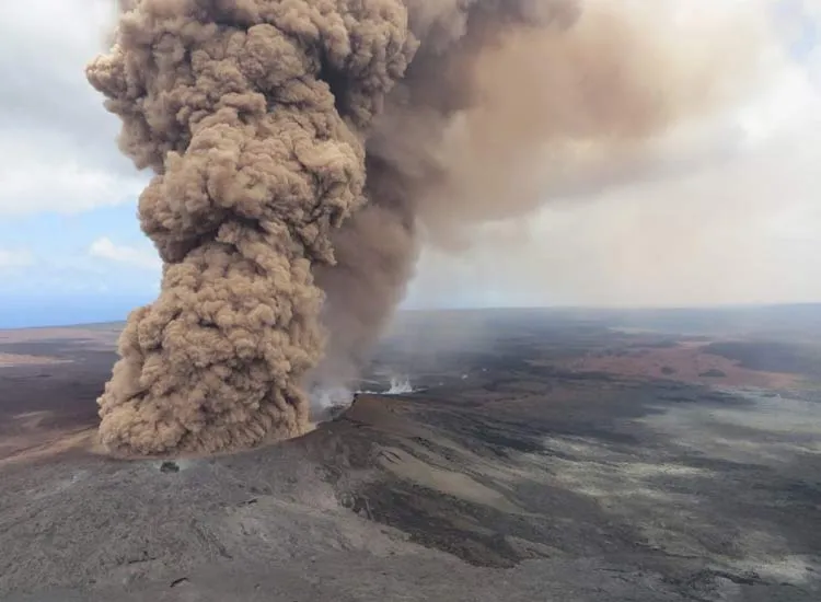 Red alert issued as Kilauea eruption spews ash cloud and vog- India TV Hindi