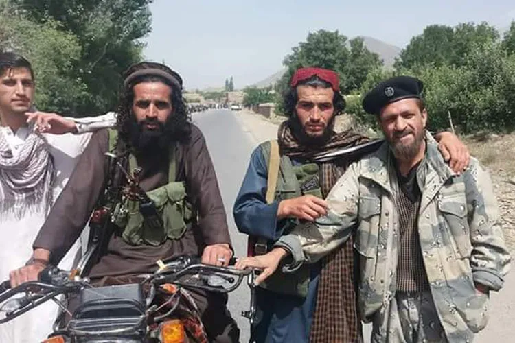  Hugs and selfies as Afghan soldiers and Taliban celebrate Eid ceasefire | Twitter @Humayoonbabur- India TV Hindi