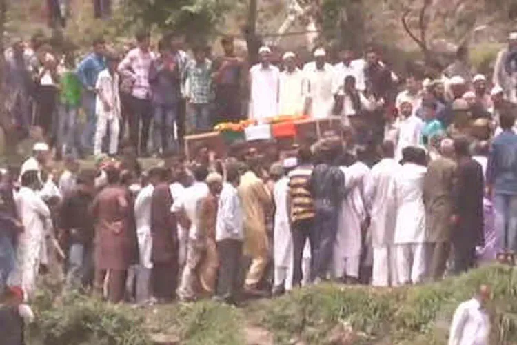 Hundreds gather for 44 RR jawan Aurangzeb's final rites | ANI- India TV Hindi