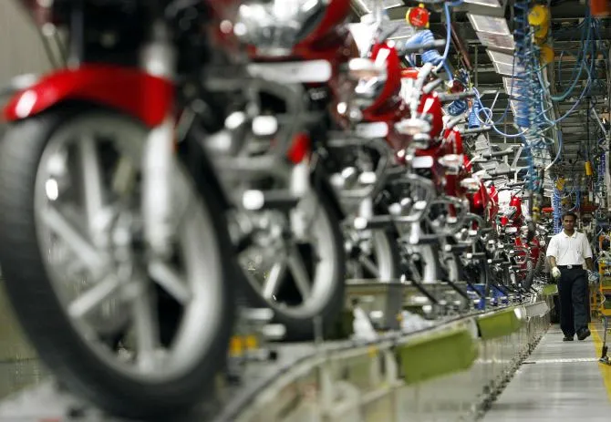 Bajaj Auto selling 11000 bikes in a day- India TV Paisa