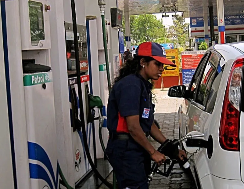 Diesel falls below Rs 68 a litre in Delhi on Monday as oil companies cut prices for 13th day- India TV Paisa