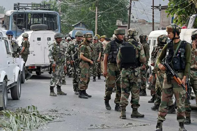 2 policemen killed in terror attack in Jammu and Kashmir's Pulwama- India TV Hindi