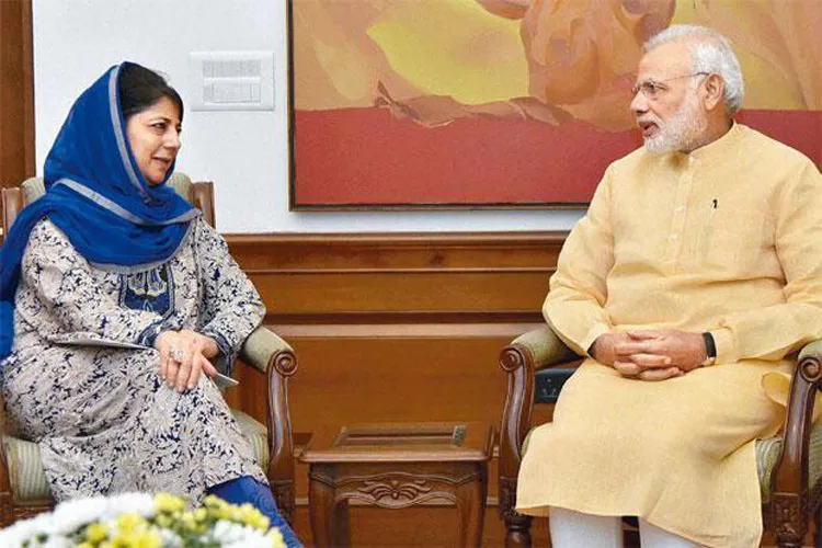 Mehbooba Mufti with PM Modi- India TV Hindi