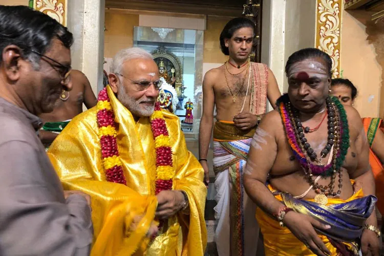 Singapore: PM Narendra Modi visits Hindu, Buddhist temples and mosque- India TV Hindi