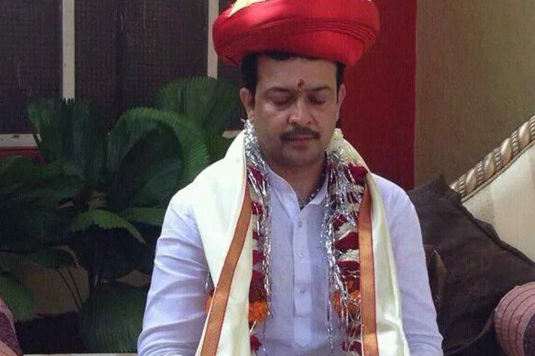 Spiritual leader Bhaiyyuji Maharaj allegedly shoots himself, admitted to Bombay hospital in Indore- India TV Hindi