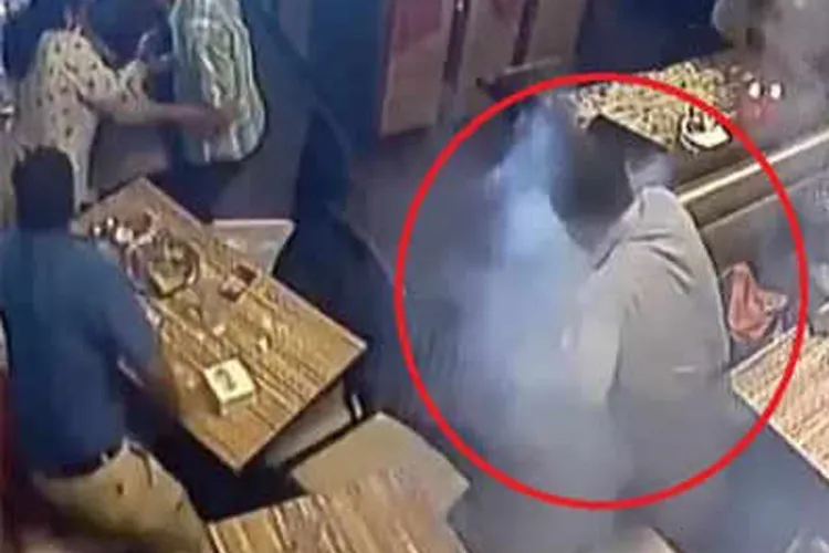 Video: Man's mobile phone explodes in his pocket in Mumbai- India TV Hindi