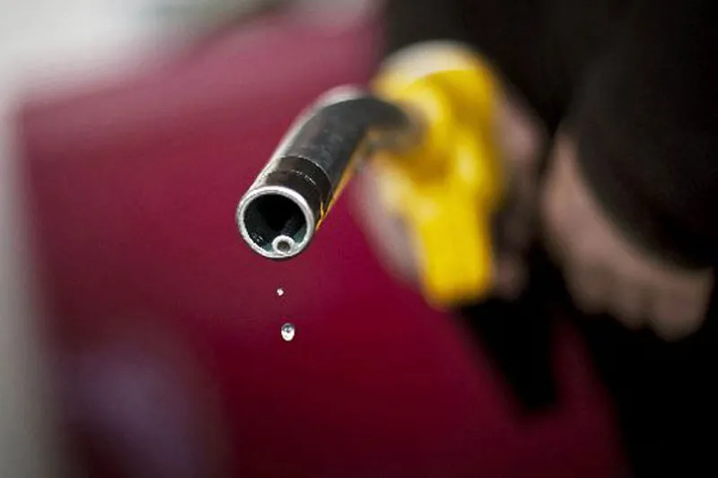 Petrol falls below Rs 77 a litre in Delhi- India TV Paisa