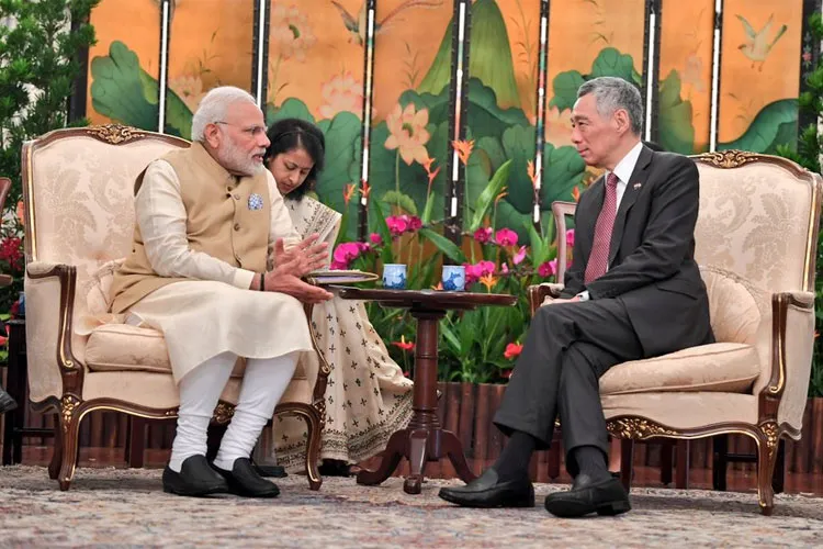 Narendra Modi in Singapore: PM talks with Singaporean counterpart Lee Hsien Loong- India TV Hindi