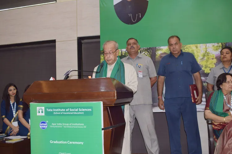 Ex-President Pranab Mukherjee felicitates students at Apar India Annual Convocation 2018- India TV Hindi