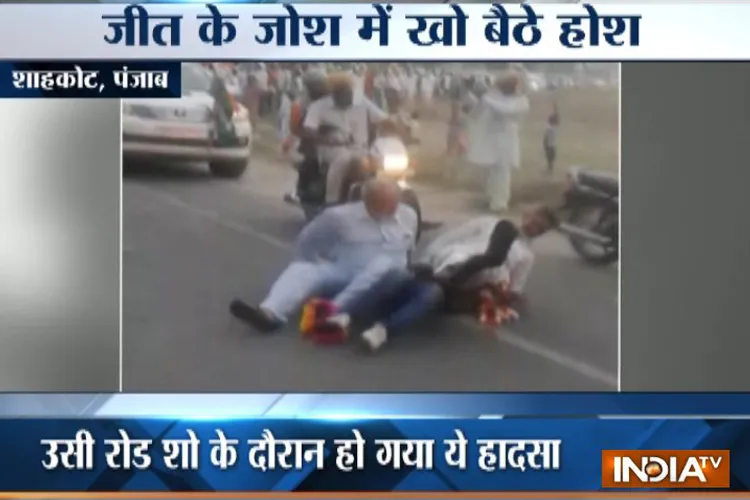 Video: Congress leader falls from moving car during roadshow in Punjab's Shahkot- India TV Hindi