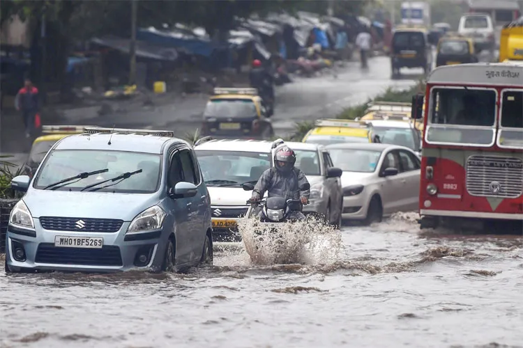 भारी बारिश के चलते...- India TV Hindi