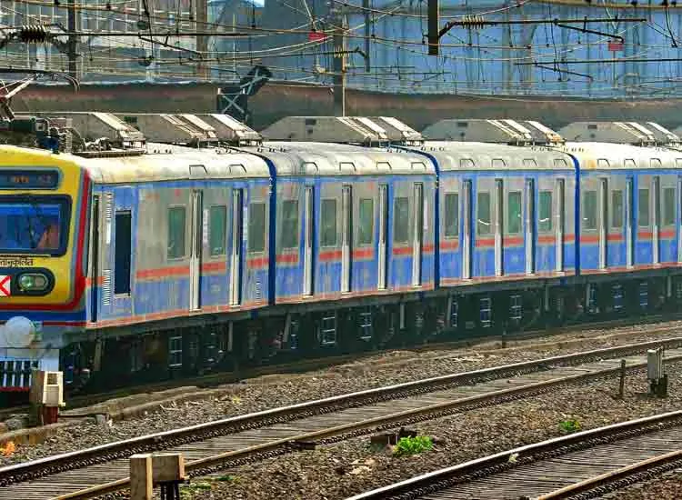 AC stops working in local angry commuters bring train to...- India TV Hindi