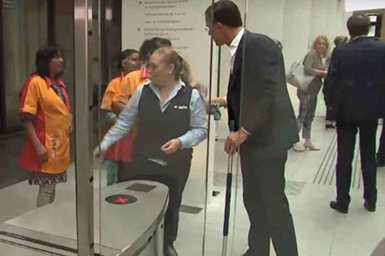Dutch Prime Minister Cleaning The Floor Himself After...- India TV Hindi