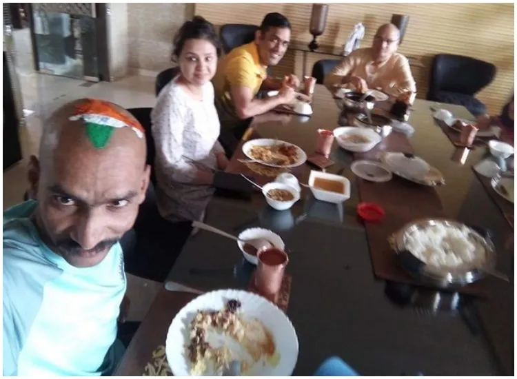धोनी के परिवार के साथ...- India TV Hindi