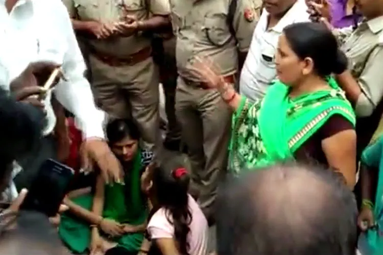 People protesting after Gopiganj ‘custodial death’- India TV Hindi