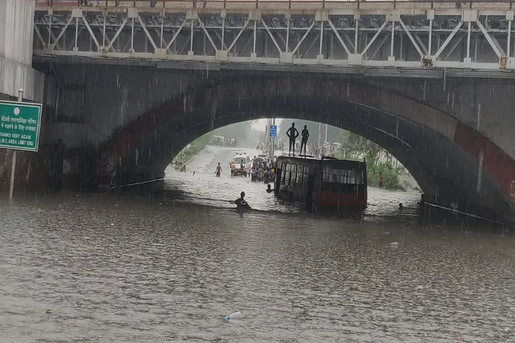 Delhi: A bus got stuck in a waterlogged road under Minto...- India TV Hindi
