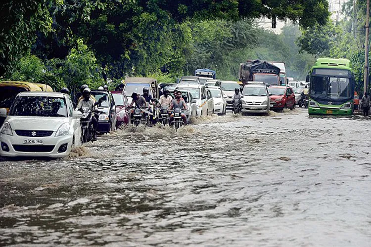 DELHI RAINS: दिल्ली-एनसीआर में जारी रहेगी रिमझिम बारिश, अब बाढ़ का ख़तरा- India TV Hindi