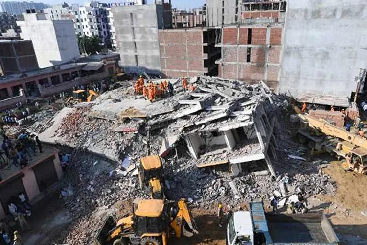 ग्रेटर नोएडा में बिल्डिंग कैसे बनी 'कब्रगाह' और कौन है इस हादसे का गुनहगार?- India TV Hindi