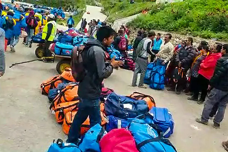 Nepal: All 1430 stranded Kailash Mansarovar pilgrims airlifted | PTI- India TV Hindi
