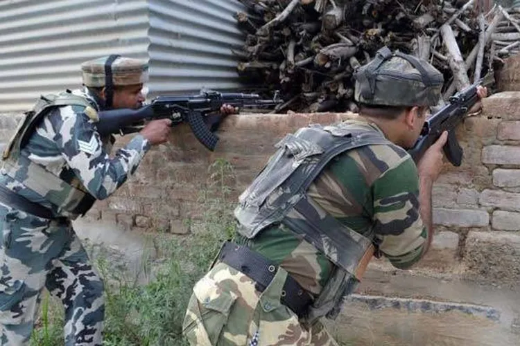 जम्मू-कश्मीर: शोपियां में आतंकियों और सुरक्षाबलों के बीच मुठभेड़, दो से तीन आतंकी घिरे- India TV Hindi