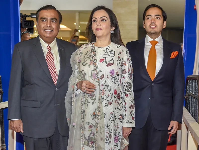 mukesh ambani with wife and son - India TV Paisa