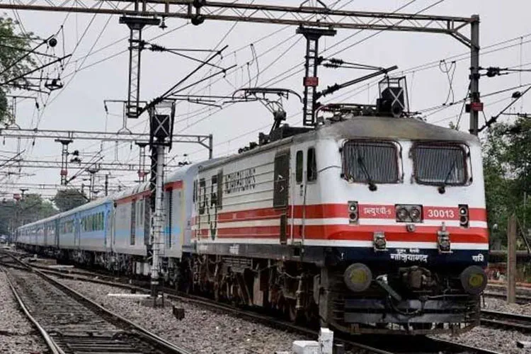Uttar Pradesh: Alert train driver averts major accident near Meerut | AP- India TV Hindi