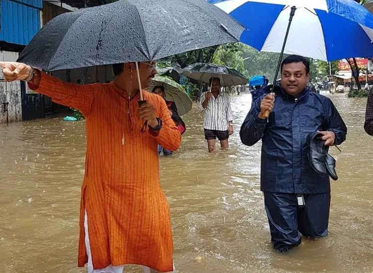Sambit Patra and Keshav Upadhye seen wading through water...- India TV Hindi