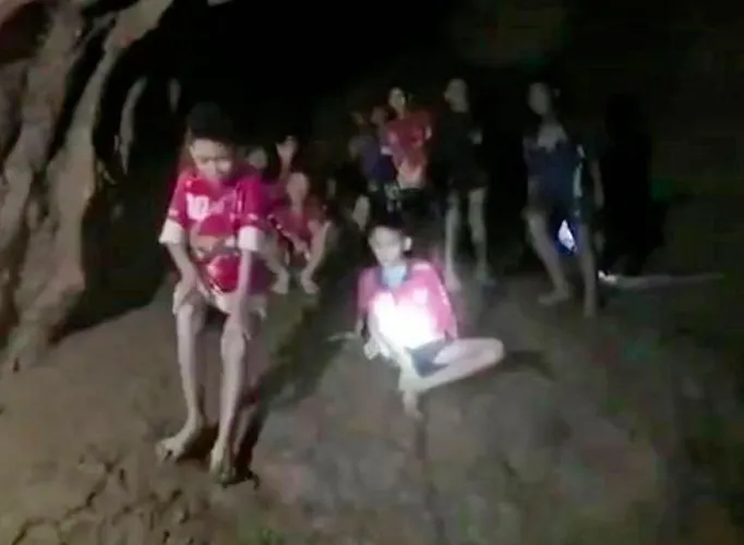 थाईलैंड: 9 दिन बाद गुफा में जिंदा मिले अंडर-16 फुटबॉल टीम के 12 बच्चे - India TV Hindi