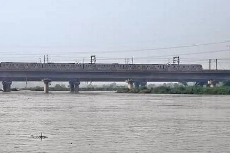 Delhi flood Old Yamuna bridge closed- India TV Hindi