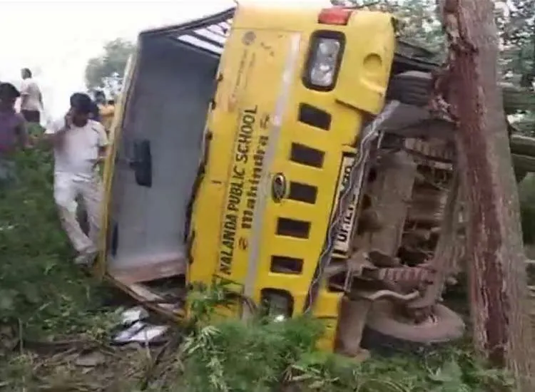At least six students injured after their school bus...- India TV Hindi