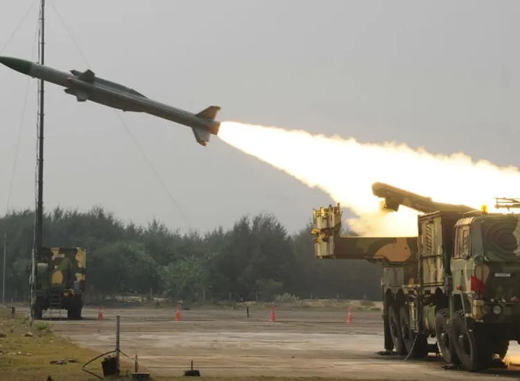 गाइडेड बम, एंटी टैंक मिसाइल का राजस्थान में सफल परीक्षण- India TV Hindi