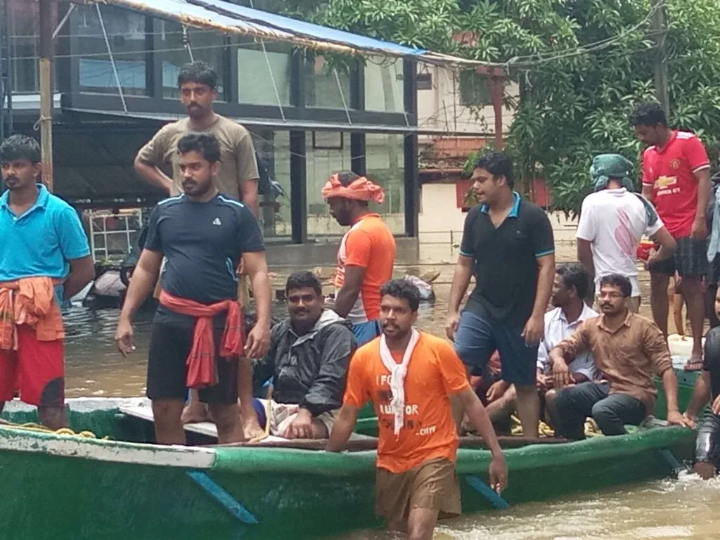 बाढ़ में मदद करते संघ...- India TV Hindi