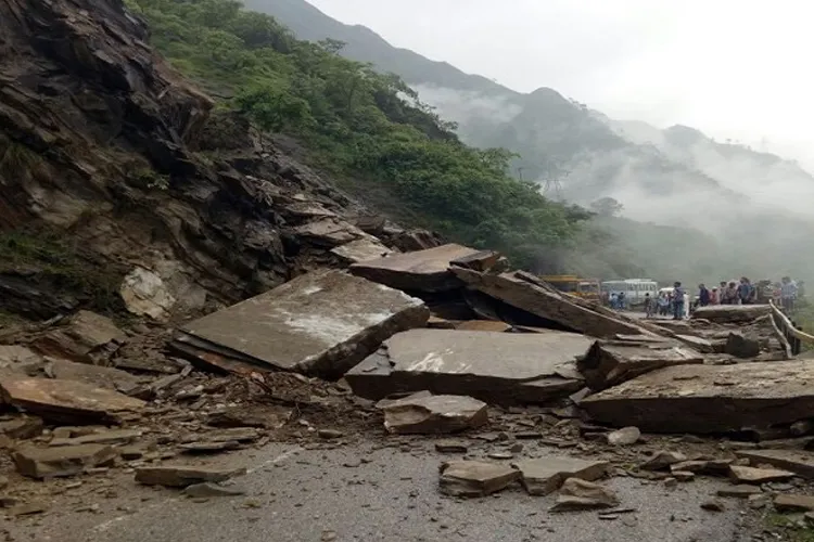 हिमाचल में भारी बारिश के चलते राजमार्ग बंद, सैकड़ों फंसे- India TV Hindi