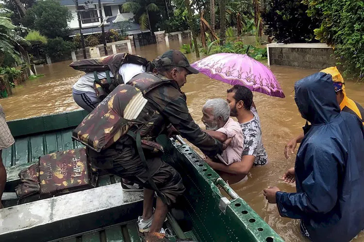 India Army personnel rescue flood affected people in...- India TV Hindi