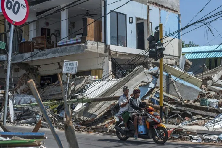 Magnitude 6.3 earthquake shakes Lombok island in Indonesia, kills at least 10 | AP File- India TV Hindi