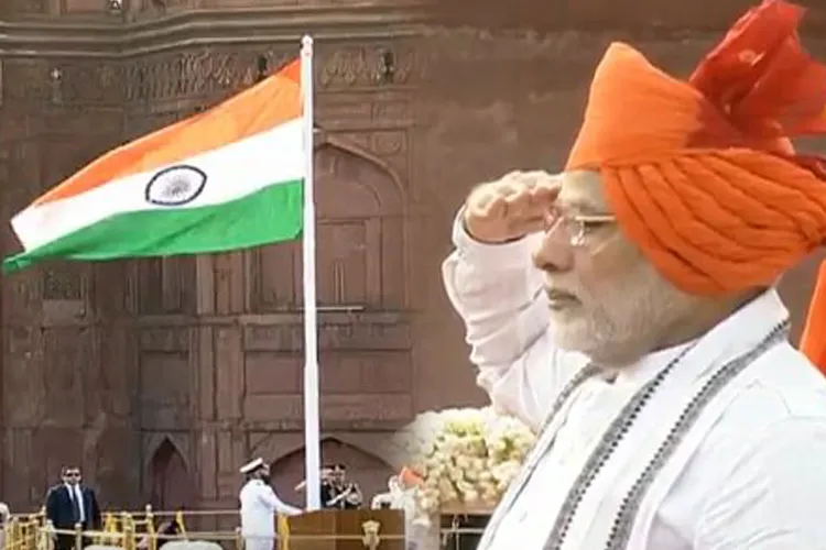 Independence day 2018: प्रधानमंत्री नरेंद्र मोदी ने लाल किले से राष्ट्रीय ध्वज फहराया- India TV Hindi