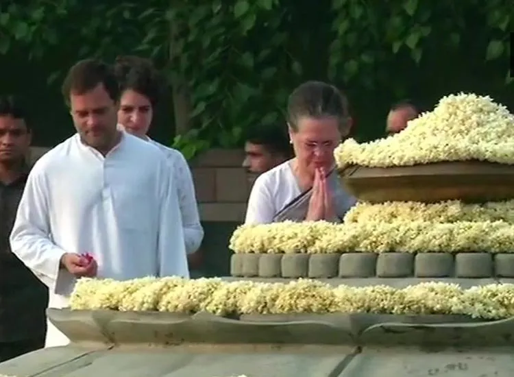 Sonia Gandhi Rahul Gandhi pay tribute to former prime...- India TV Hindi