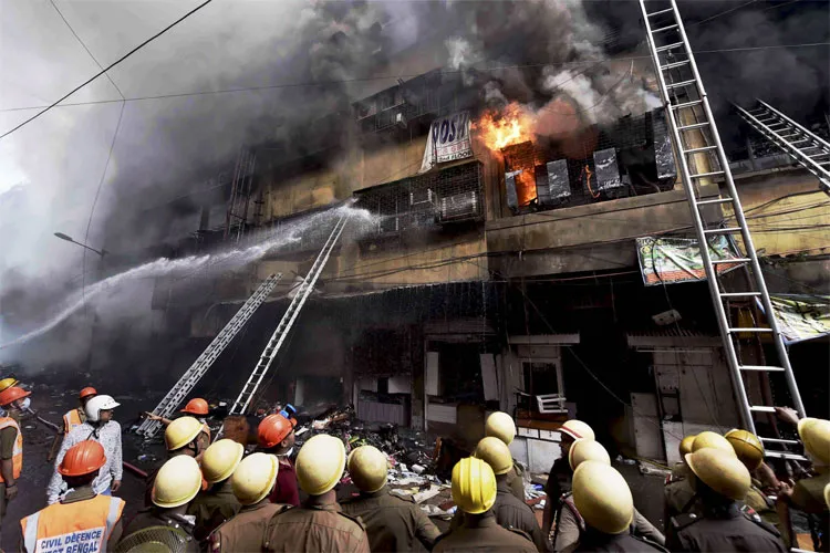 West Bengal: Fire ravages Bagree Market in Kolkata's commercial hub, 1,000 shops gutted | PTI- India TV Hindi