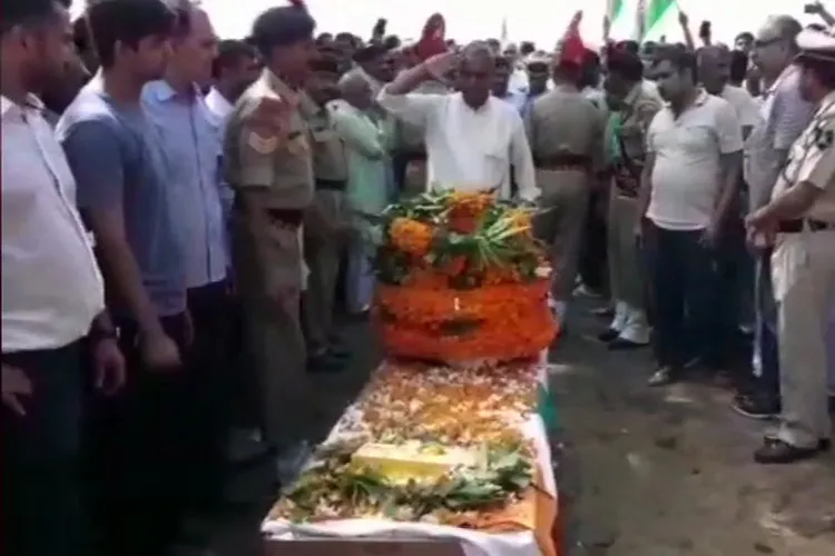 शहीद बीएसएफ जवान की अंतिम विदाई में उमड़ा जनसैलाब, राजकीय सम्मान से अंत्येष्टि- India TV Hindi