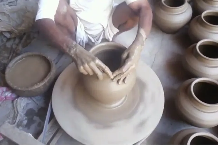 उत्तर प्रदेश में कुम्हारों को यह खास सौगात देने की तैयारी कर रही है योगी सरकार | YouTube Screengrab- India TV Hindi