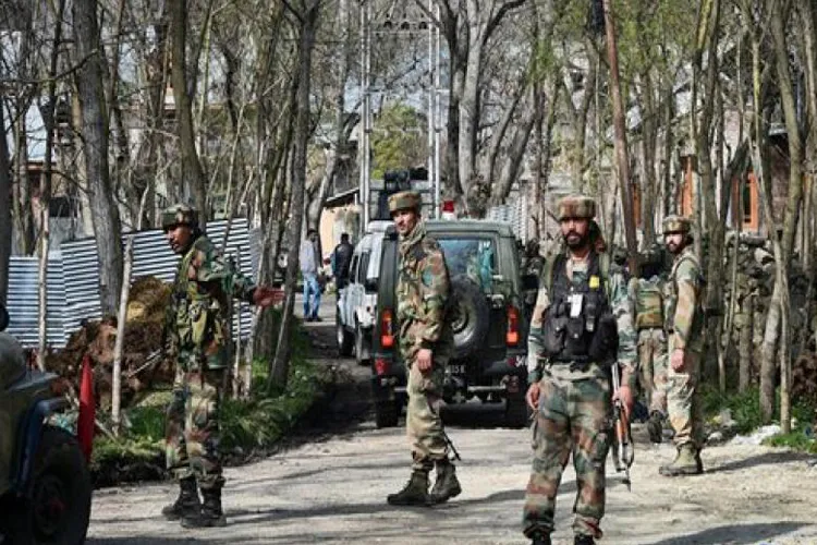 जम्मू कश्मीर: आतंकवादियों की तलाश में पुलवामा के 8 गांवों में बड़ा सर्च ऑपरेशन- India TV Hindi