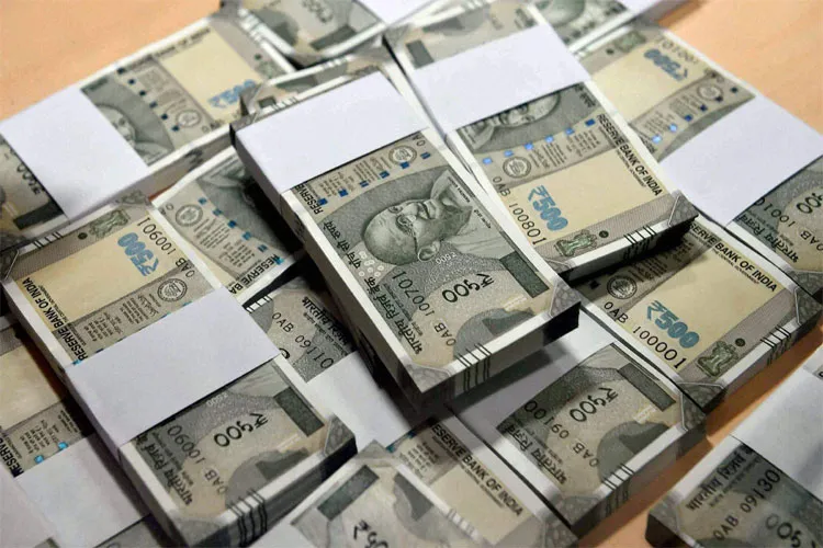 Rupee falls to new, Surpasses 72 level against US Dollar on Thursday- India TV Paisa