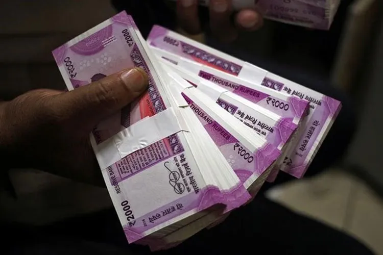 Rupee falls to new low against US Dollar on Monday- India TV Paisa