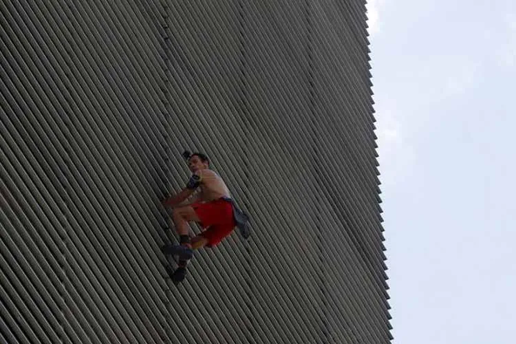 Russian Spiderman arrested after scaling building in...- India TV Hindi