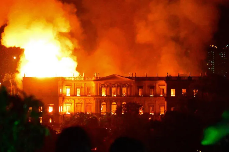 Fire engulfs Brazil National Museum- India TV Hindi