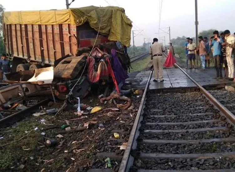 Trivandrum Rajdhani derailed after hit by truck at railway crossing several injured live updates - India TV Hindi