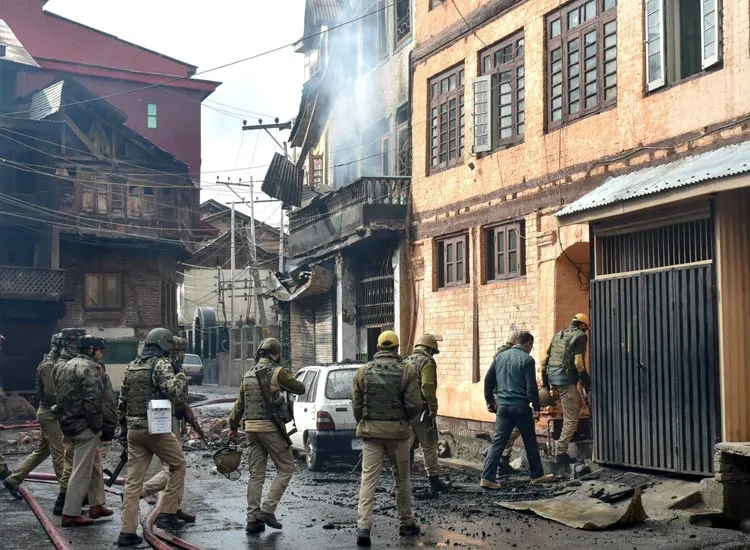 J-K: 5 civilians killed in clashes in Kulgam, three terrorists neutralised- India TV Hindi