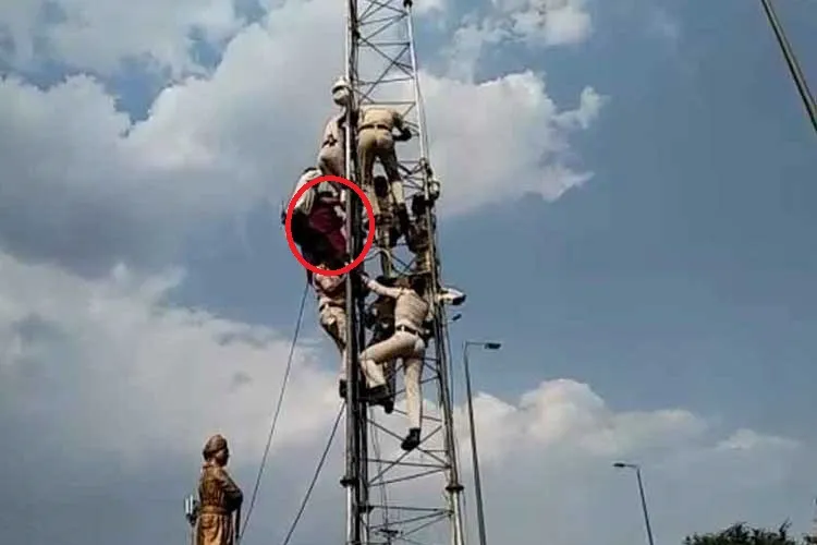 asha worker fall from tower- India TV Hindi