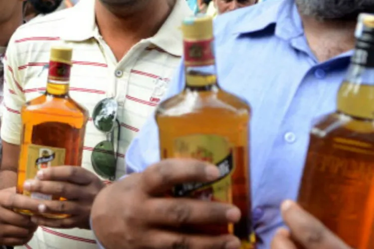 बिहार: शराब कारोबार में शामिल होने के आरोप में थाना प्रभारी, एएसआई गिरफ्तार- India TV Hindi