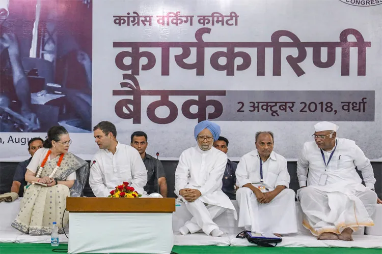Cong calls for 'second freedom struggle' against Modi govt at CWC meeting- India TV Hindi
